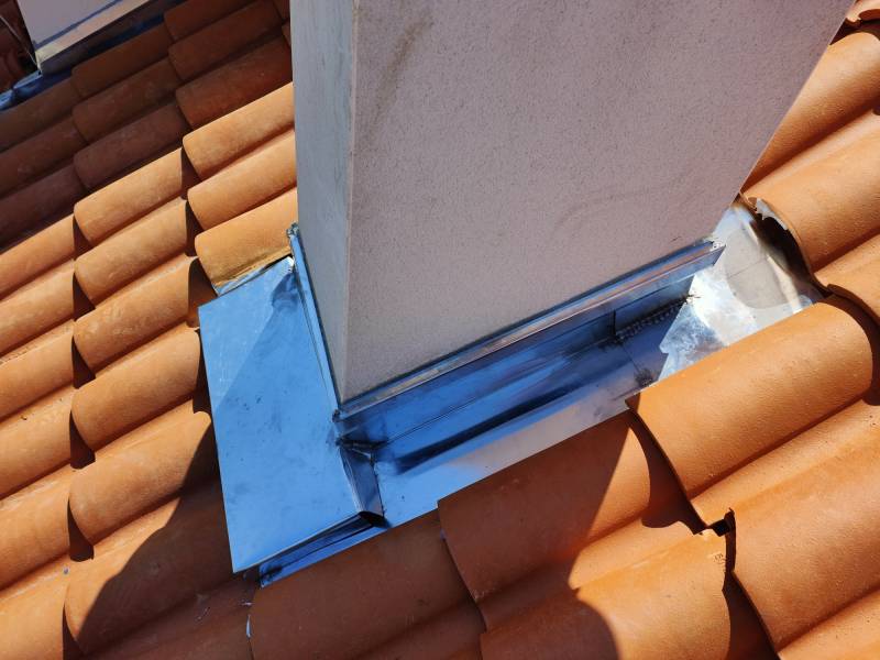 Reprise couverture villa, réparation étanchéité maçonnerie et zinguerie sur cheminée à Marseille garantie décennale