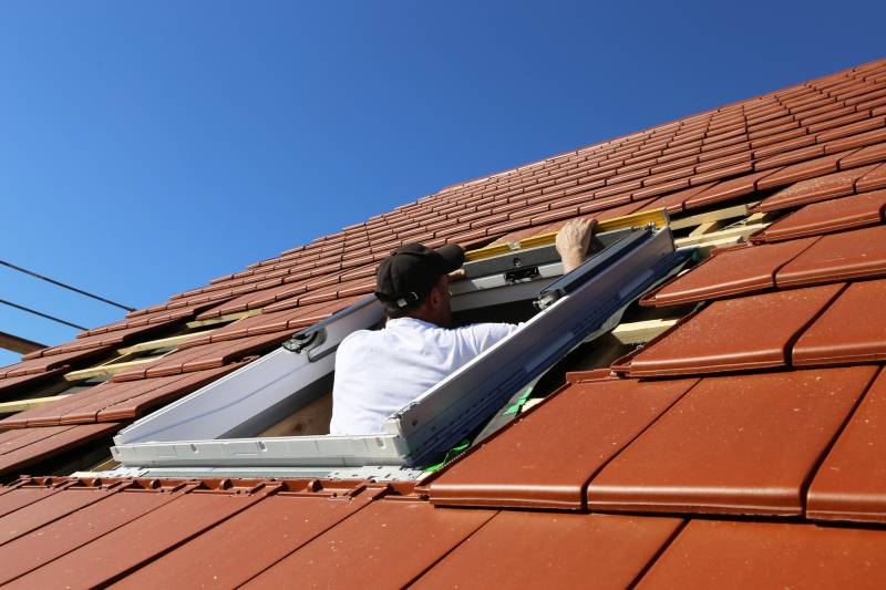 Pose Velux sur toit plat ou pente faible, modèle sur mesure et étanchéité renforcée à Marseille