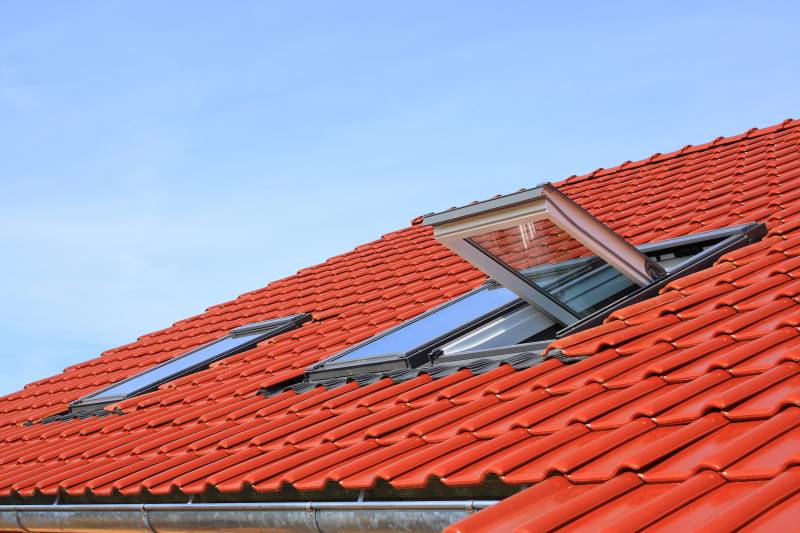 Installation fenêtre de toit Velux, création ouverture et étanchéité parfaite sur toiture à Toulon